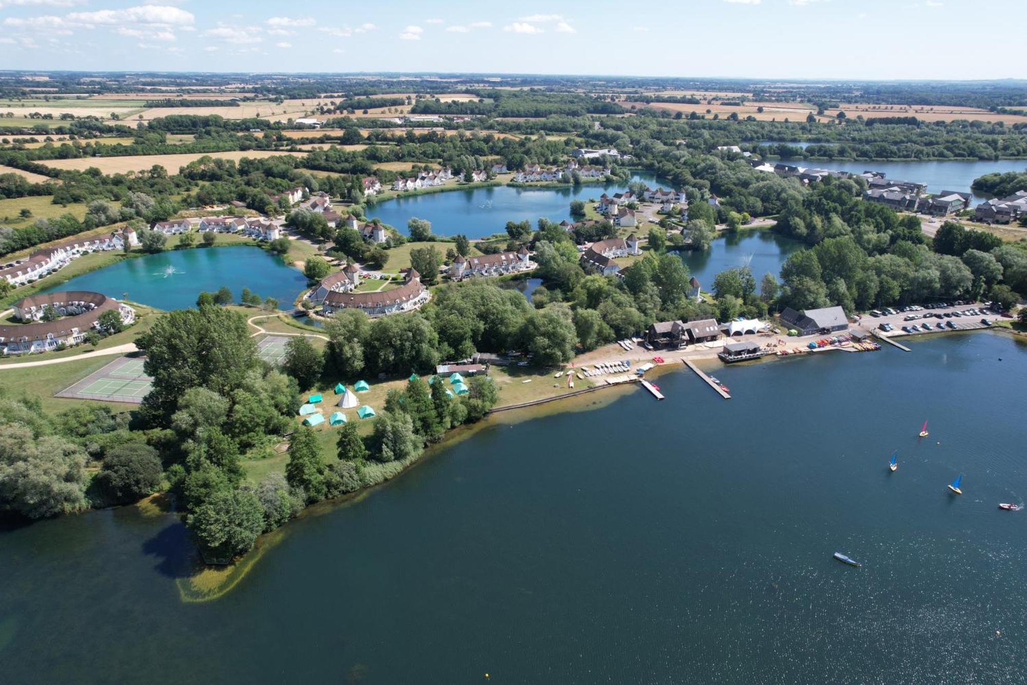 Luxury Kingfisher Lodge, Isis Lake, Within The Cotswold Waterpark Cirencester Bagian luar foto